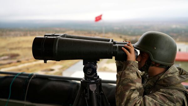 A Turkish soldier watches the border line between Turkey and Syria near the southeastern village of Besarslan, in Hatay province, Turkey, November 1, 2016. - Sputnik Afrique