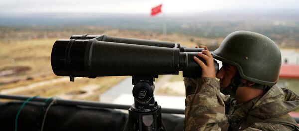 A Turkish soldier watches the border line between Turkey and Syria near the southeastern village of Besarslan, in Hatay province, Turkey, November 1, 2016. - Sputnik Afrique