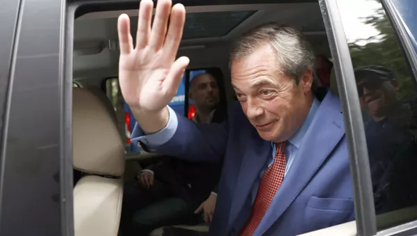 Nigel Farage, ancien dirigeant du Parti de l'indépendance du Royaume-Uni (UKIP), se précipite à la suite du vote référendaire de l'UE, au centre de Londres, en Grande-Bretagne, le 24 juin 2016. - Sputnik Afrique