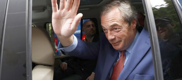Nigel Farage, ancien dirigeant du Parti de l'indépendance du Royaume-Uni (UKIP), se précipite à la suite du vote référendaire de l'UE, au centre de Londres, en Grande-Bretagne, le 24 juin 2016. - Sputnik Afrique