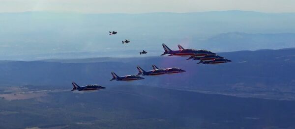 Trois hommes-oiseaux s’envolent aux côtés de… la Patrouille de France - Sputnik Afrique