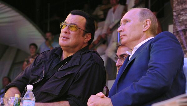 Steven Seagal (à gauche) et Vladimir Poutine (archives) - Sputnik Afrique