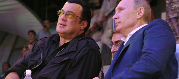 Steven Seagal (à gauche) et Vladimir Poutine (archives) - Sputnik Afrique