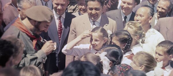 Durante su visita a la URSS, Fidel Castro visitó la República Socialista Soviética de Uzbekistán, donde se encontró con niños pioneros de la región. - Sputnik Afrique
