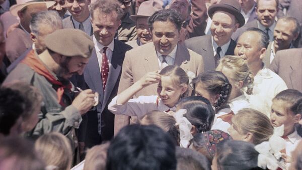 Durante su visita a la URSS, Fidel Castro visitó la República Socialista Soviética de Uzbekistán, donde se encontró con niños pioneros de la región. - Sputnik Afrique