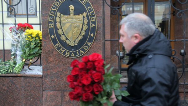 Les Moscovites apportent des fleurs à l'ambassade cubaine suite à la mort de Fidel - Sputnik Afrique