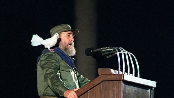 Cuban president Fidel Castro addresses Cuban youths as a dove rests on his shoulder, 08 January 1989, in Habana, during the celebrations marking the 30th anniversary of the cuban revolution - Sputnik Afrique