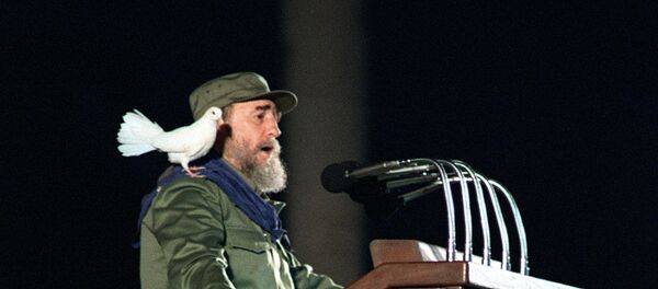 Cuban president Fidel Castro addresses Cuban youths as a dove rests on his shoulder, 08 January 1989, in Habana, during the celebrations marking the 30th anniversary of the cuban revolution - Sputnik Afrique