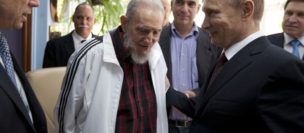 In this July 11, 2014 file photo, Cuba's Fidel Castro, center, visits with Russia's President Vladimir Putin, right, in Havana, Cuba. - Sputnik Afrique