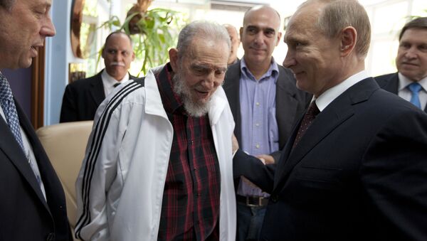 In this July 11, 2014 file photo, Cuba's Fidel Castro, center, visits with Russia's President Vladimir Putin, right, in Havana, Cuba. - Sputnik Afrique