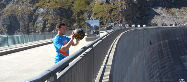 Il marque un panier à 180 mètres de haut Il marque un panier à 180 mètres de haut - Sputnik Afrique