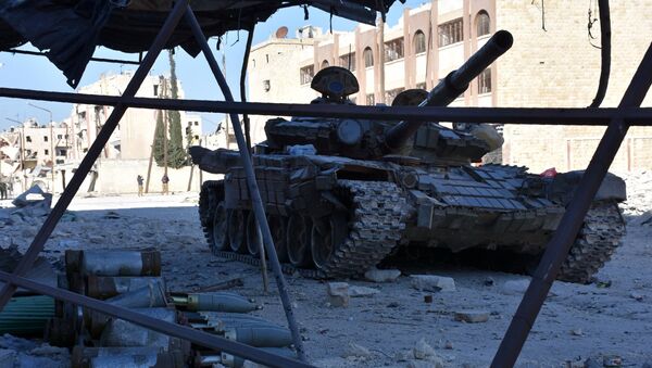 A tank is seen on a street on November 27, 2016 in the Masaken Hanano district in eastern Aleppo, a day after Syrian pro-government forces resized it from rebel fighters. - Sputnik Afrique