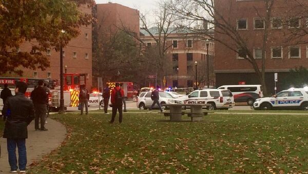 Des véhicules anti-incendie, de police et des ambulances devant l'Université de l'Etat de l'Ohio - Sputnik Afrique