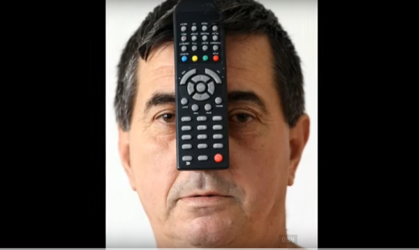 Muhibija Buljubasic avec une télécommande Muhibija Buljubasic avec une télécommande - Sputnik Afrique