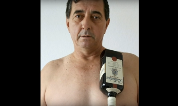 Muhibija Buljubasic avec une bouteille de whisky Muhibija Buljubasic avec une bouteille de whisky - Sputnik Afrique