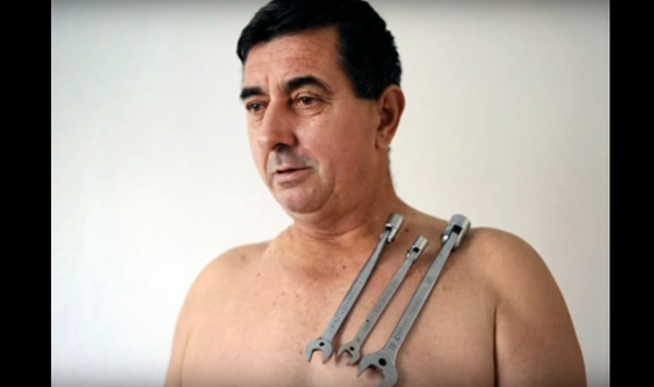 Muhibija Buljubasic avec des outils de mécanicien Muhibija Buljubasic avec des outils de mécanicien - Sputnik Afrique