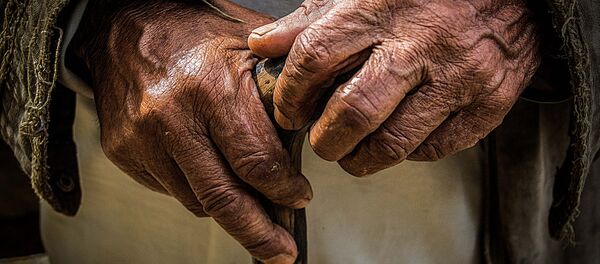 vieilles mains - Sputnik Afrique