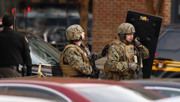 Law enforcement officials are seen outside of a parking garage on the campus of Ohio State University as they respond to an active attack in Columbus, Ohio - Sputnik Afrique