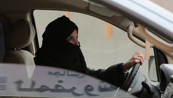 In this Saturday, March 29, 2014 file photo, Aziza Yousef drives a car on a highway in Riyadh, Saudi Arabia, as part of a campaign to defy Saudi Arabia's ban on women driving. - Sputnik Afrique