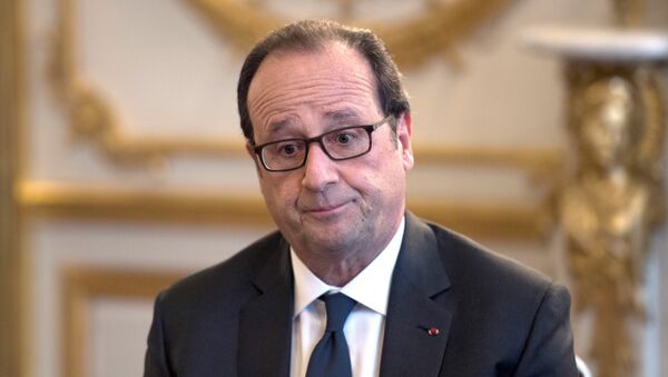 French president Francois Hollande is pictured during a meeting with the French Foreign Affairs Minister and figures from the cultural world and members of associations committted to peace in Syria, on October 14, 2016 at the Elysee presidential palace in Paris - Sputnik Afrique