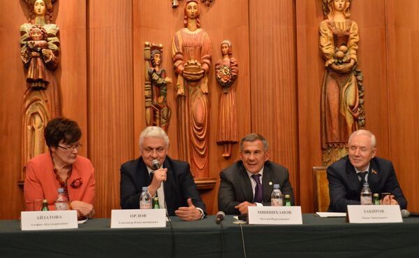 Le numéro un tatar Roustam Minnikhanov (deuxième à droite) et monsieur l’ambassadeur de Russie en France Alexandre Orlov (deuxième à gauche). - Sputnik Afrique