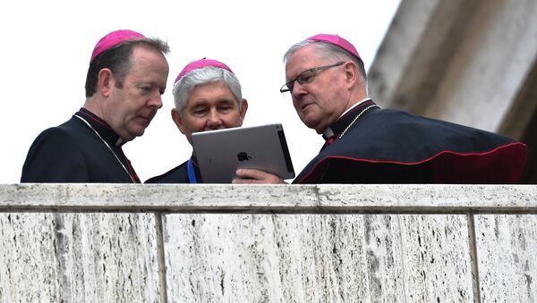 Bishops looks at the screen of a tablet as they await the arrival of the Pope for the Synod on the family at the Vatican on October 15, 2015. - Sputnik Afrique