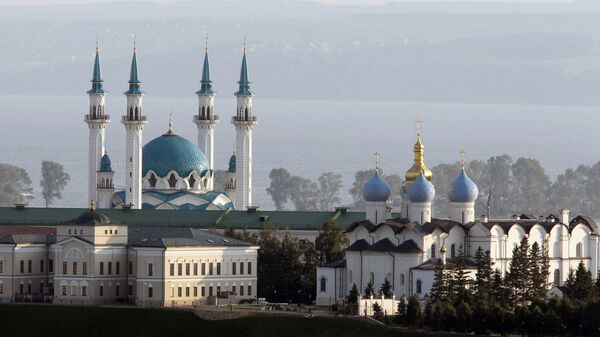 Le kremlin de Kazan (capitale du Tatarstan) avec une église et une mosquée en arrière-plan - Sputnik Afrique