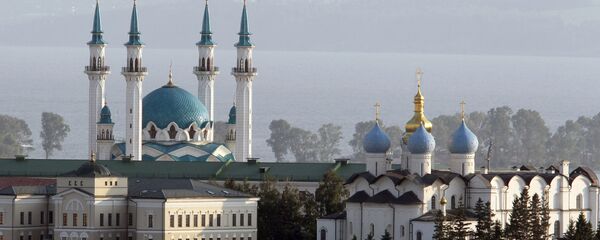 Le kremlin de Kazan (capitale du Tatarstan) avec une église et une mosquée en arrière-plan - Sputnik Afrique