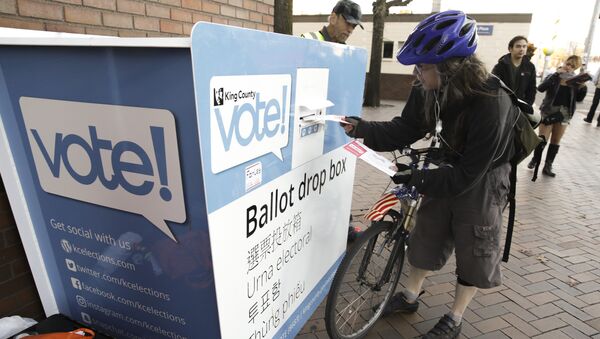 Voters drop off their ballots at a ballot drop box for the next US president in the general election in Seattle, Washington on November 8, 2016. - Sputnik Afrique