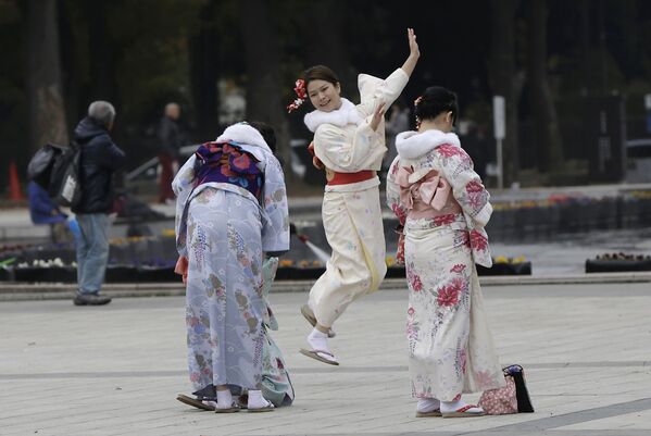 Девушки в кимоно в парке Уэно в Токио - Sputnik Afrique