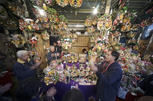 Продажа сувениров, приносящих удачу, во время фестиваля Torinoichi в Токио - Sputnik Afrique