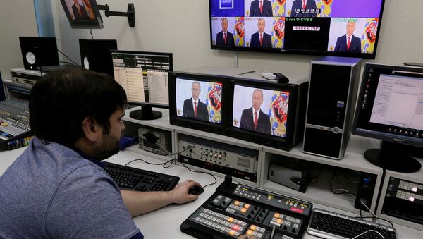 A technician works in a studio during a live broadcast showing an annual state of the nation address attended by Russian President Vladimir Putin at the Yenisei state regional TV company in Krasnoyarsk, Siberia, Russia, December 1, 2016. - Sputnik Afrique