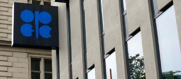 A person carrying an umbrella walks by the Ogranization of the Petroleum Exporting Countries (OPEC) headquarters in Vienna, Austria October 4, 2016. - Sputnik Afrique