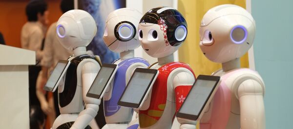 Japan's telecom giant Softbank's Pepper humanoid robots are displayed at a hotel in Tokyo on July 20, 2016, ahead of the exhibition Pepper World 2016 Summer starting on July 21. - Sputnik Afrique