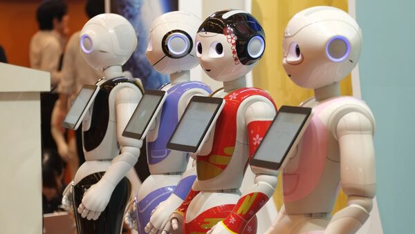 Japan's telecom giant Softbank's Pepper humanoid robots are displayed at a hotel in Tokyo on July 20, 2016, ahead of the exhibition Pepper World 2016 Summer starting on July 21. - Sputnik Afrique