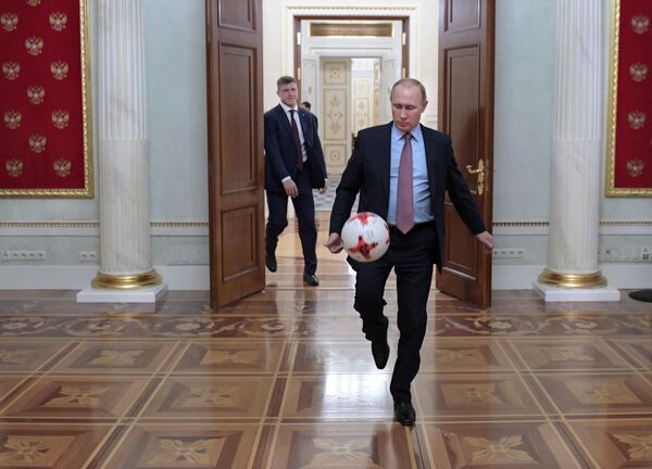 Президент РФ Владимир Путин с мячом после встречи в Кремле с президентом ФИФА Джанни Инфантино - Sputnik Afrique