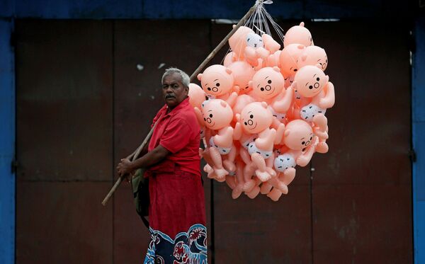 Продавец воздушных шариков на одной из улиц в Коломбо, Шри-Ланка - Sputnik Afrique