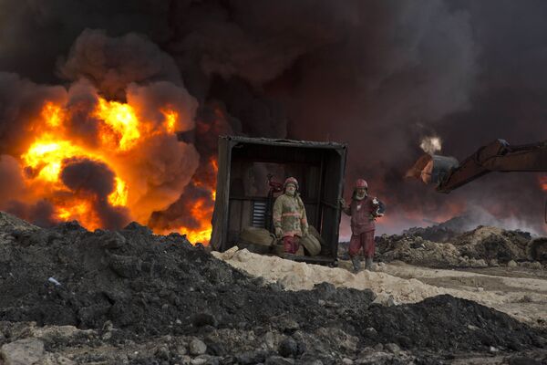 Пожарные тушат горящую нефть в Мосуле, Ирак - Sputnik Afrique
