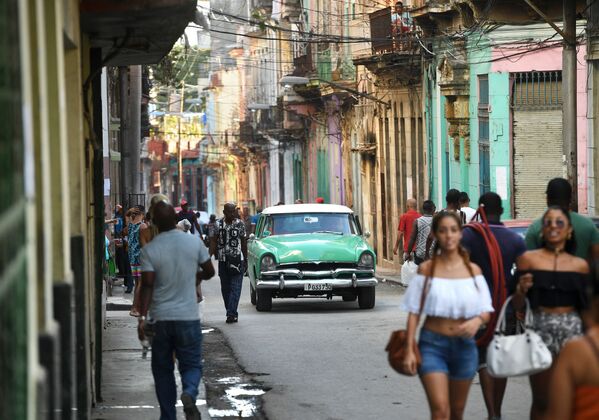 Жители на улице в исторической части Гаваны - Sputnik Afrique