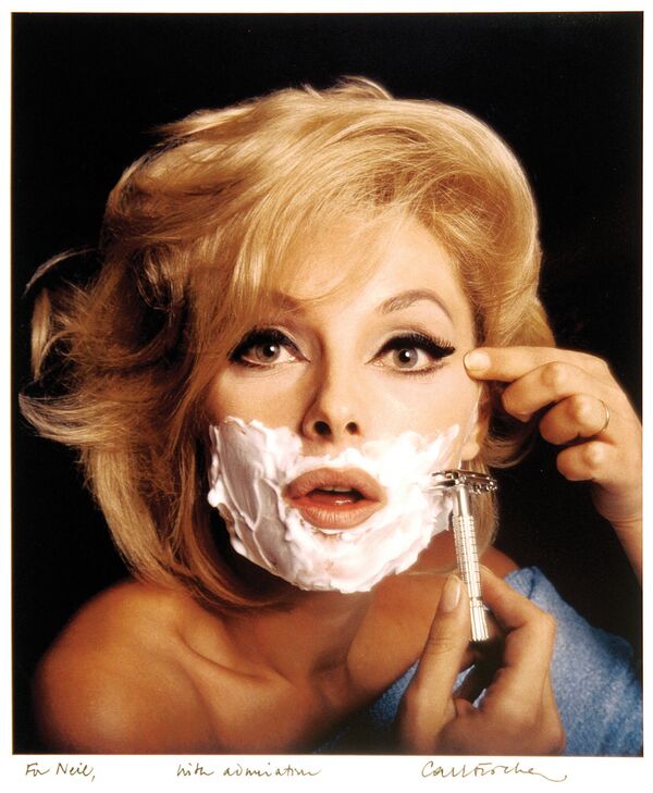 Фотография бреющейся итальянской актрисы Вирны Лизи, сделанная Карлом Фишером для обложки журнала Esquire в 1965 году - Sputnik Afrique