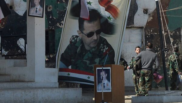 Banners with the portrait of Syrian President Bashar al-Assad at a self-defense fighters' training center near Damascus - Sputnik Afrique