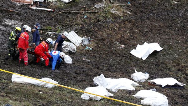 Les secouristes transportent le corps d'une victime d'un avion qui s'est écrasé dans la jungle colombienne avec l'équipe de football brésilienne Chapecoense, près de Medellin, en Colombie - Sputnik Afrique