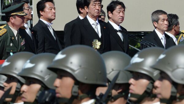 Le Premier ministre japonais Shinzo Abe inspecte les troupes de la force d'autodéfense du Japon - Sputnik Afrique
