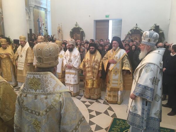 Le patriarche de Moscou Cyrille (à droite) consacre une nouvelle cathédrale russe à Paris Le patriarche de Moscou Cyrille (à droite) consacre une nouvelle cathédrale russe à Paris - Sputnik Afrique