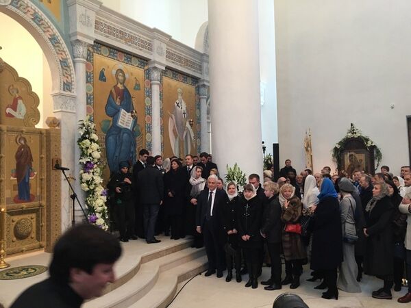 Anne Hidalgo et Svetlana Medvedeva (au centre, sur les marches) lors de la consécration de la cathédrale de la Sainte-Trinité de Paris par le patriarche de Moscou Cyrille Anne Hidalgo et Svetlana Medvedeva (au centre, sur les marches) lors de la consécration de la cathédrale de la Sainte-Trinité de Paris par le patriarche de Moscou Cyrille - Sputnik Afrique