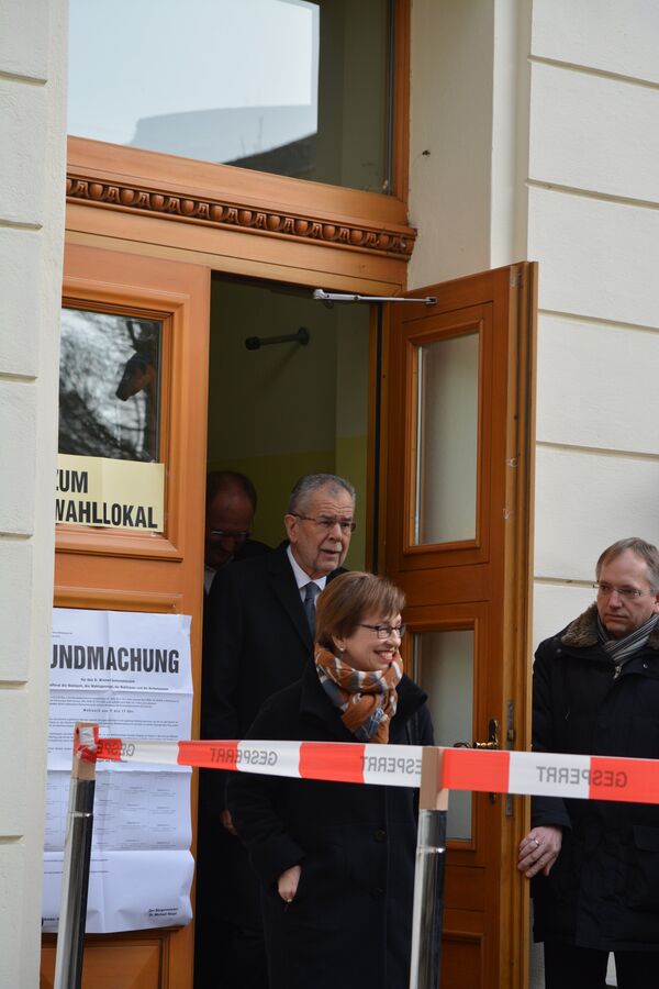 l'écologiste libéral Alexander Van der Bellen accomplit son devoir électoral - Sputnik Afrique