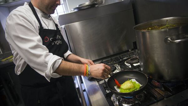 Daniel Lopez, chef at the O Camino do Ingles and customer of Ardora Sea Preserves prepares a dish with seaweed, in Ferrol, northern Spain, on July 30, 2014. - Sputnik Afrique