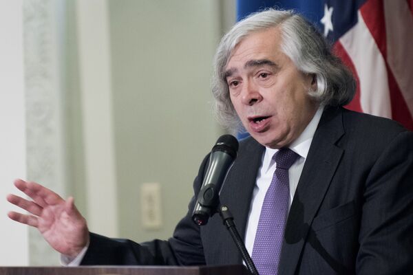 Le secrétaire américain à l'Énergie Ernest Moniz Le secrétaire américain à l'Énergie Ernest Moniz - Sputnik Afrique