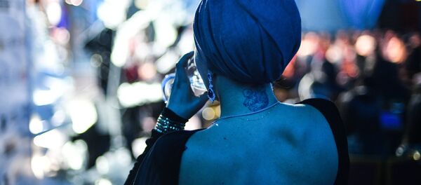 Гостья конкурса наблюдает за выступлением участниц в финале Всероссийского конкурса Топ Модель России-2016 в Korston Club Hotel в Москве Гостья конкурса наблюдает за выступлением участниц в финале Всероссийского конкурса Топ Модель России-2016 в Korston Club Hotel в Москве - Sputnik Afrique