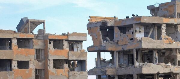 Syrian army soldiers patrol the countryside of Deir Hafer, a former bastion of Islamic State group, near the northern Syrian city of Aleppo on December 2, 2015. - Sputnik Afrique